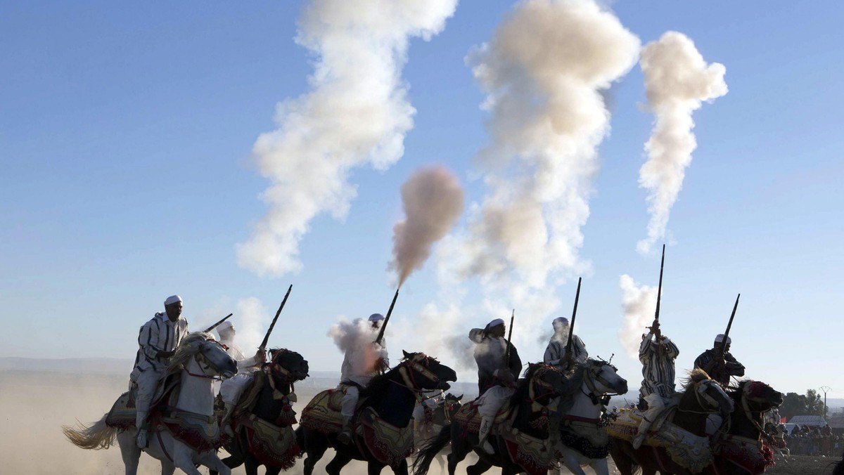 Maroko, celebracja 38. rocznicy Zielonego Marszu - bezkrwawej demonstracji przeciwko obecności Hiszpanów w Saharze Zachodniej. Wzięło w niej udział 350 tys. Marokańczyków.