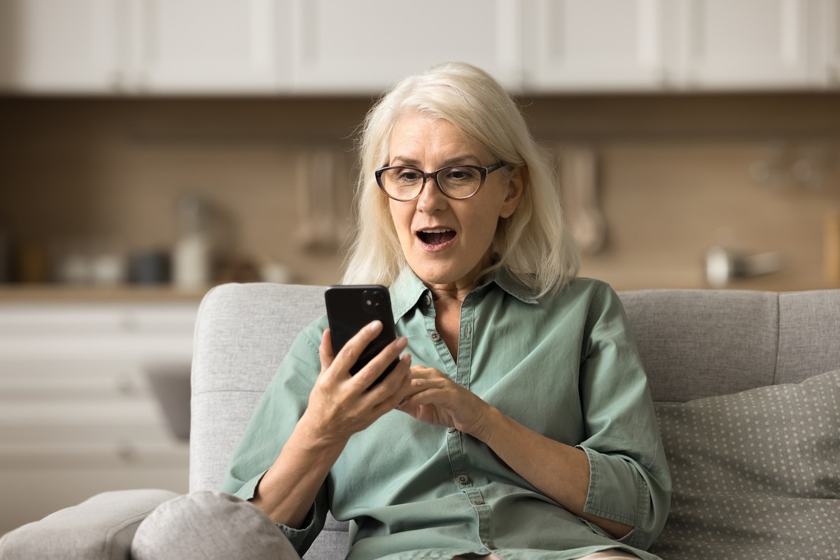 senior radość szczęście seniorka kobieta telefon smartfon wiadomość