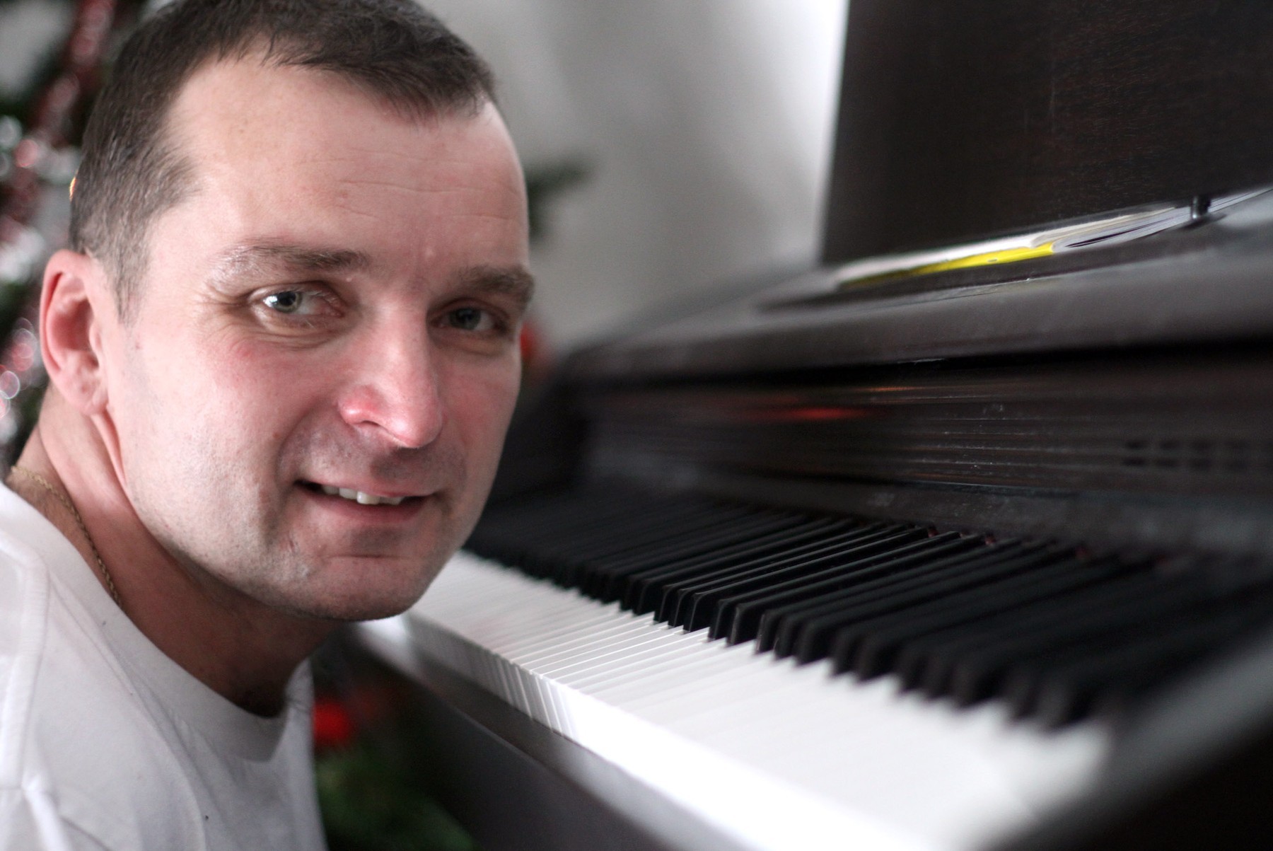 Spevák Pavel Novák mladší.