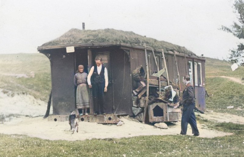 Bezrobotny woźnica z żoną przed wagonem kolejowym służącym za mieszkanie. 1934 r., Lwów. Źródło: “Tajny Detektyw”/Narodowe Archiwum Cyfrowe.