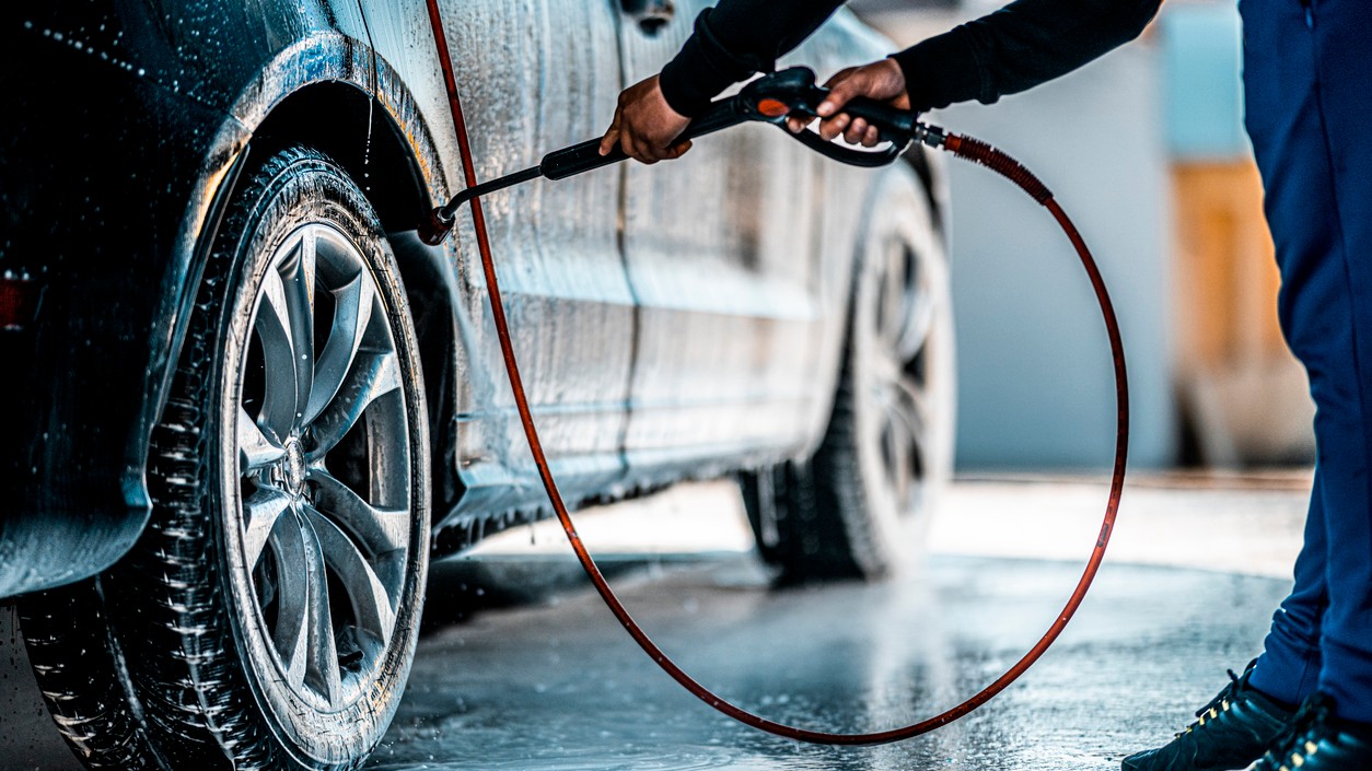 Auto by sa malo v zime pravidelne čistiť, najmä kvôli agresívnej kombinácii posypovej soli a vlhkosti.