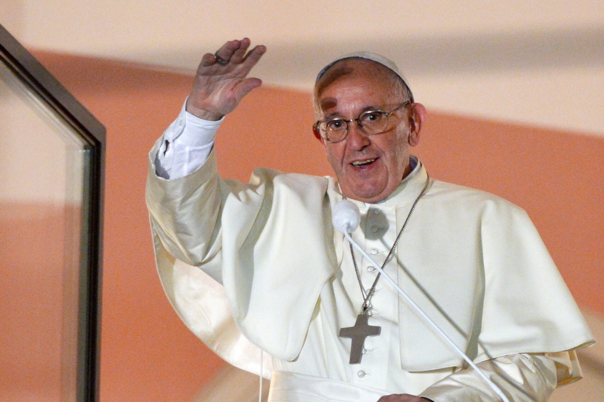 Papież Franciszek pozdrawia wiernych z Okna Papieskiego w Domu Arcybiskupów Krakowskich
