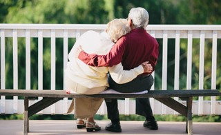 Świadczenie dla małżeństw z długim stażem. Wrócono do pomysłu. Czy można liczyć na dodatkowe pieniądze?