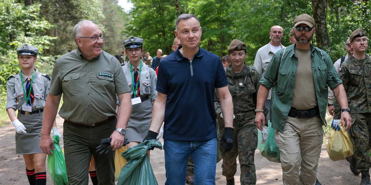 Prezydent Andrzej Duda z małżonką Agatą Kornhauser–Dudą wzięli udział w akcji "sprzątaMY"