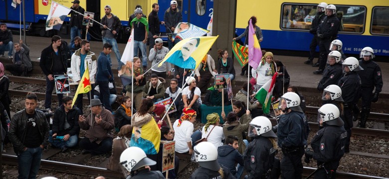 Walki Kurdów z dżihadystami w Hamburgu. W ruch poszły pręty i maczety