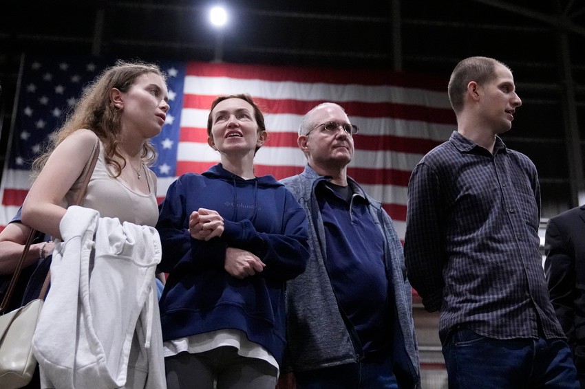 Rusko-američka novinarka Alsu Kurmaševa (druga s leve strane), bivši američki marinac Pol Vilan i reporter "Volstrit žurnala" Evan Gerškovič