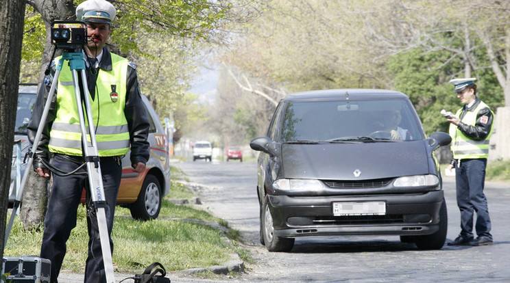 A hétvégén fokozottan ellenőrzik az autókat. / Fotó: MTI-Füzesi Ferenc