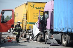 Tragiczny wypadek pod Mszczonowem. Bus zmiażdżony przez dwa tiry. ZDJĘCIA