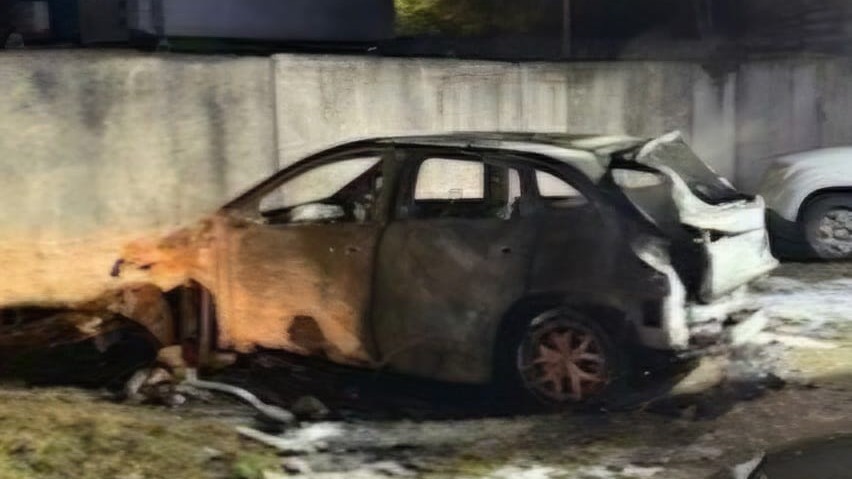 V Bratislave v noci zhoreli dve osobné autá.