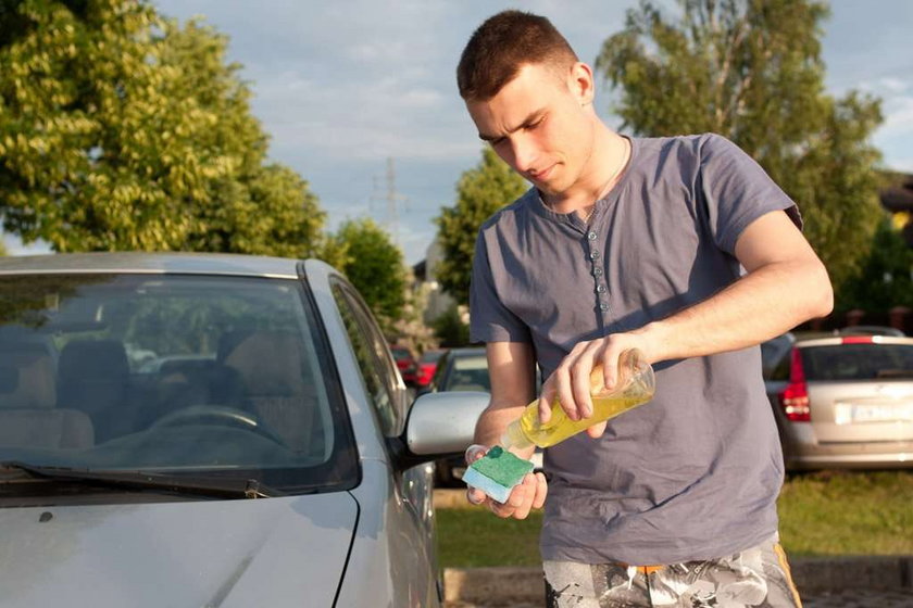 Czym nie myć auta? Oto preparaty, które zniszczą lakier