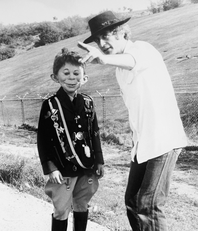 Robert Downey Sr. z aktorem w masce Alfreda E. Neumana w 1980 r.