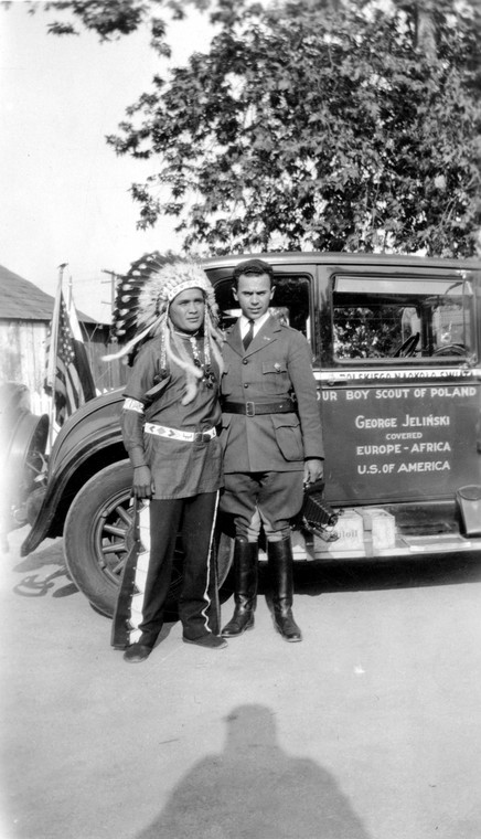 Jerzy Jeliński w San Diego wita się z synem indiańskiego wodza. Widoczny samochód Buick, 1928 r.