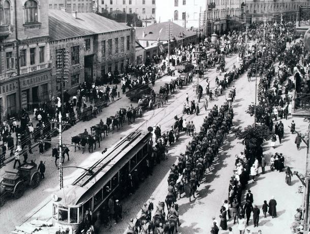 Oddziały Wojska Polskiego na ulicy Wielkiej Włodzimierskiej, Kijów, maj 1920 r. (reprodukcja)