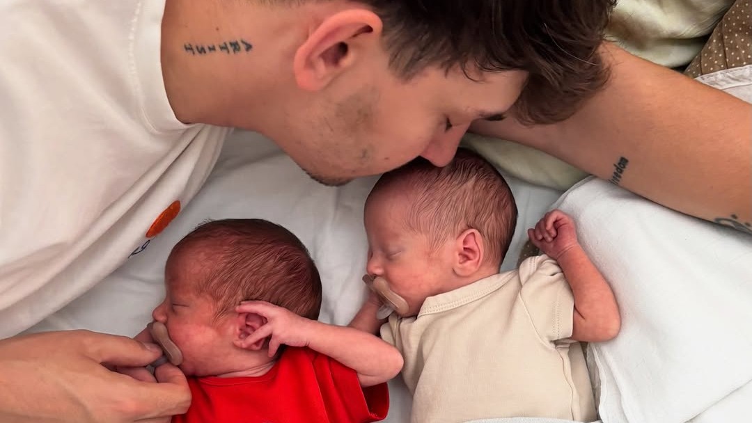 Hudobník a producent Mark Dann je dvojnásobným otcom. Dvojčatá mu porodila partnerka Natália. IG: @markdannmusic