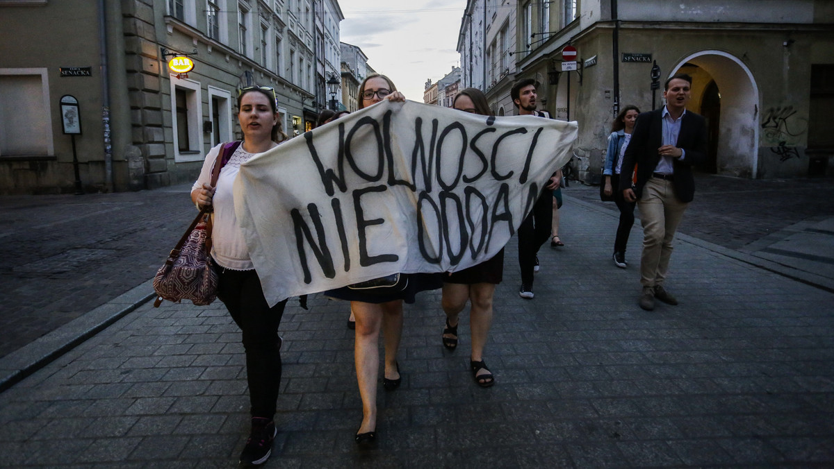 Grupa studentek i studentów rozpoczęła dziś strajk okupacyjny w jednej z sal Wydziału Polonistyki UJ. Po rozmowach z władzami uczelni, protestujący przeciwko reformie nauki i tzw. Ustawie 2.0 zgodzili się przenieść do innego budynku – Wydziału Filozoficznego przy ul. Grodzkiej.