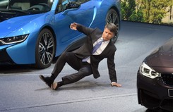 Szef BMW miał wypadek na oczach publiczności. Trafił do szpitala. Powód?