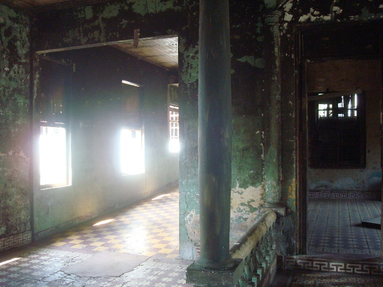 Główny korytarz przy wejściu do Sanatorio Durán, dawnego szpitala gruźliczego w Kostaryce, słynącego z opowieści o duchach.