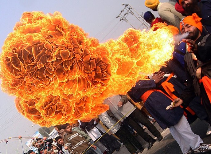 Sikh 'pluje ogniem' w czasie religijnej procesji w Indiach