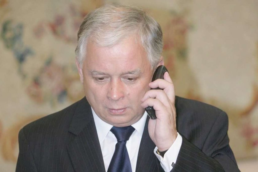 Lech Kaczyński z komórką