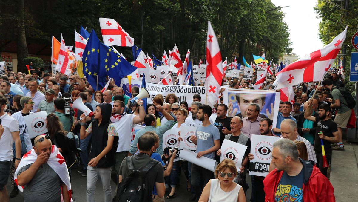 Gruzińska stacja telewizyjna Rustawi-2 zawiesiła dziś w nocy nadawanie w związku z odbywającą się przed jej budynkiem akcją protestu. Wcześniej tego dnia jeden z jej dziennikarzy w niecenzuralny sposób nazwał prezydenta Rosji Władimira Putina.