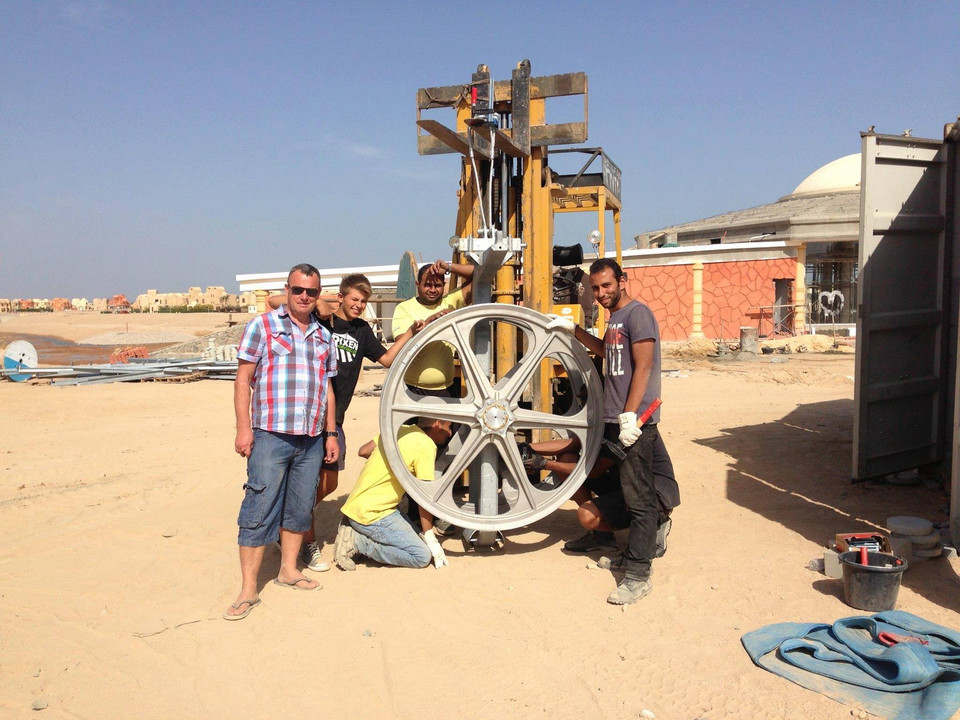 Marek Lach z pracownikami podczas budowy Sliders Cable Park w egipskiej Al-Dżunie