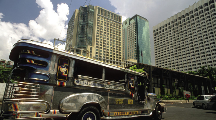 Egy busz a Fülöp-szigeteken, Manilában. aki ilyet tud vezetni, mindent tud vezetni... / Illusztráció: Northfoto