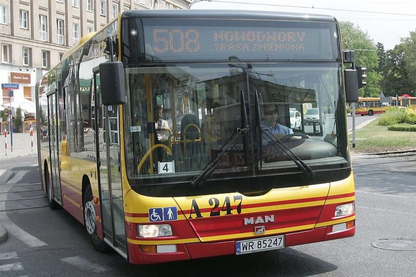 Wyrzucają z autobusu za rozmowę przez komórkę