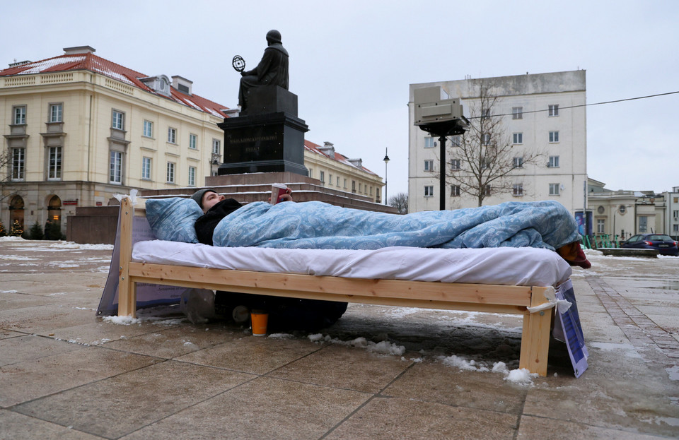 Kuba ma 24 lata i leży na łóżku w centrum Warszawy