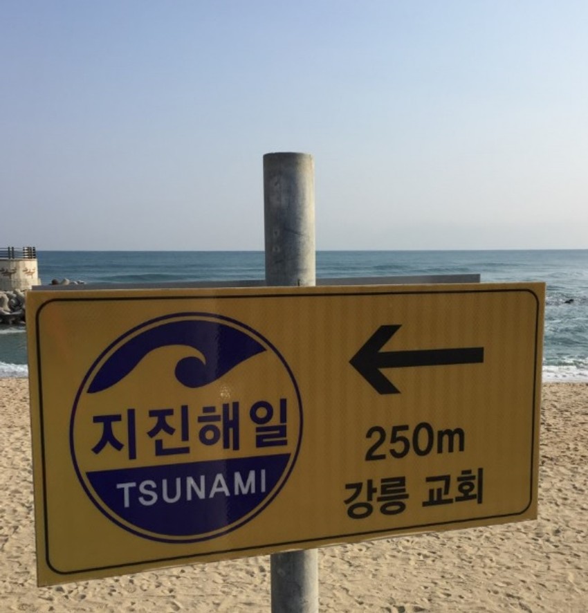 Znaci koji pokazuju lokaciju najbližeg skloništa