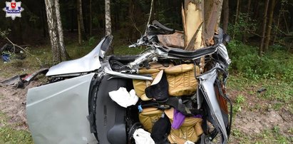 Auto roztrzaskało się na drzewie. 20-latek nie żyje