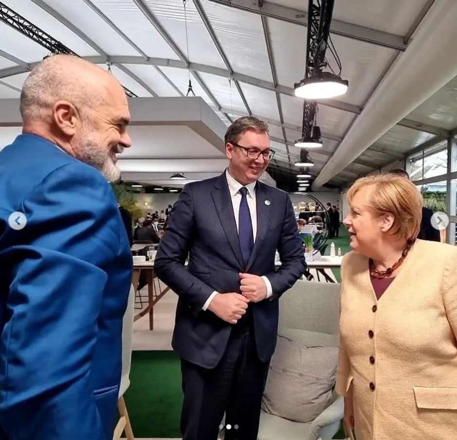 Forma i suština: Ne treba mešati srdačnost oproštajne posete Angele Merkel i zvaničnu politiku Berlina prema Srbiji. Pa, i Emanuel Makron je naučio pokoju reč srpskog, ali to ne znači da Francuska nekritički podržava ovdašnje vlasti