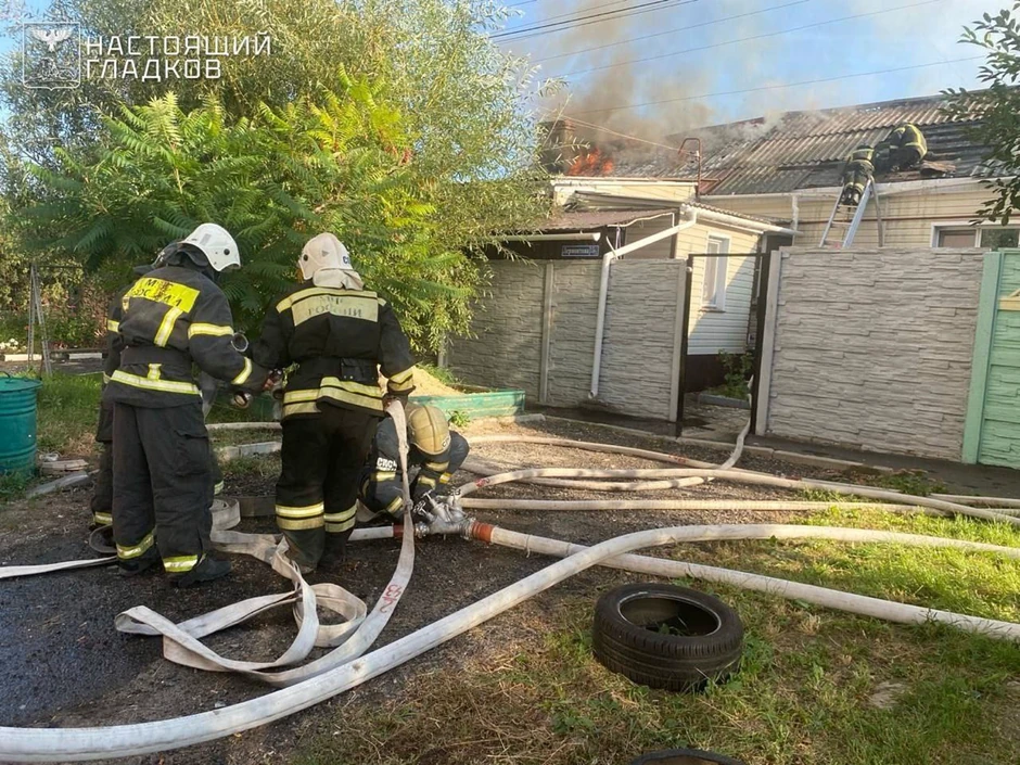 Ruski vatrogasci gase požar na kući u gradu Belgorodu nakon ukrajinskog napada dronom 10. septembra