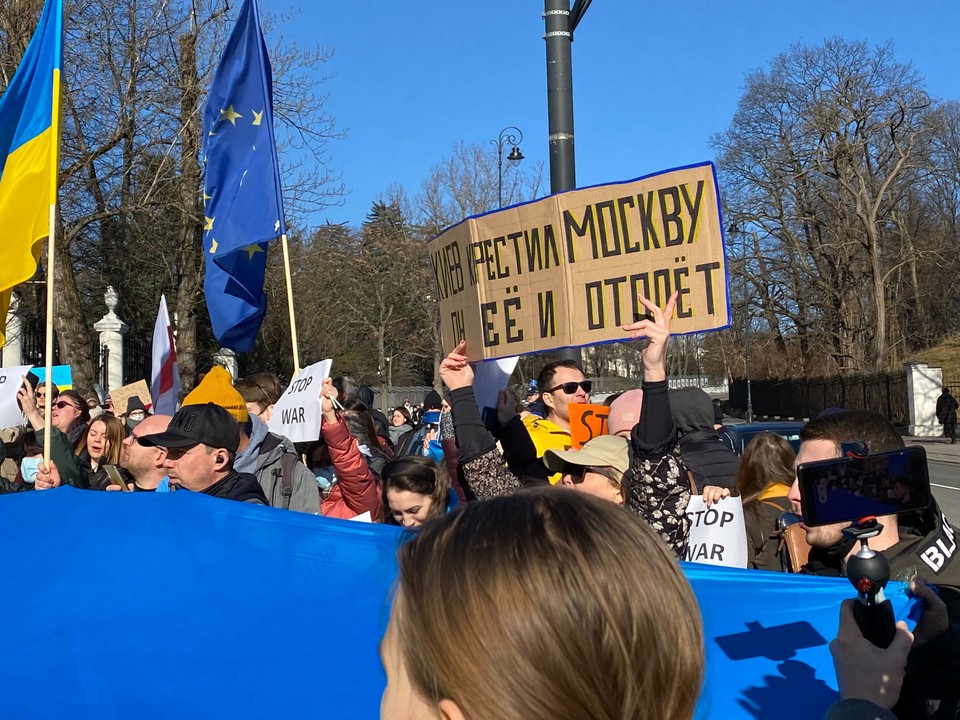 Manifestacja przed rosyjską ambasadą w Warszawie