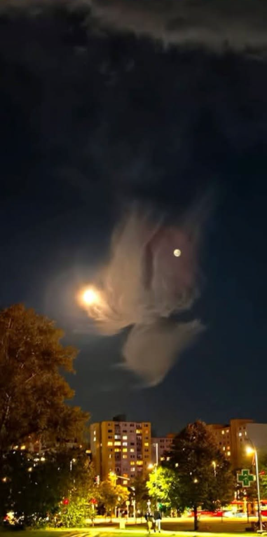 Mraky pripomínali anjela so svätožiarou.