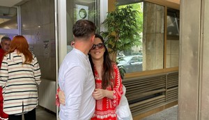 Dinča izveo ženu iz porodilišta