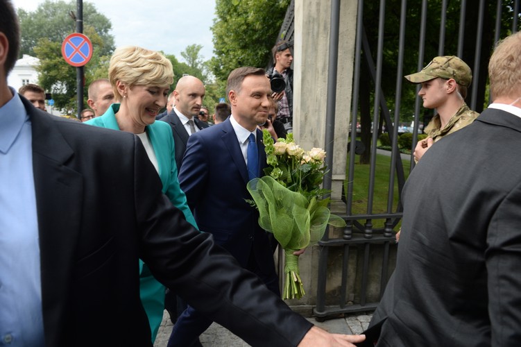 Prezydent elekt Andrzej Duda i jego żona Agata w drodze do Belwederu na spotkanie z urzędującym prezydentem Bronisławem Komorowskim i jego żoną Anną