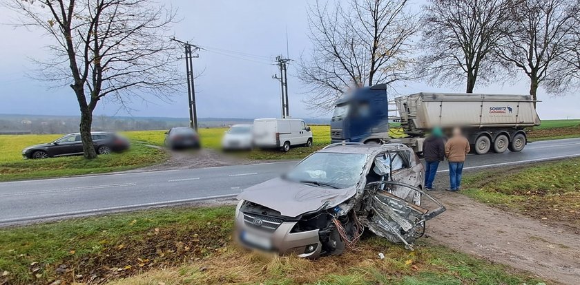 Dramat na drodze. Tir rozbił osobówkę, ale zginął kierowca ciężarówki!