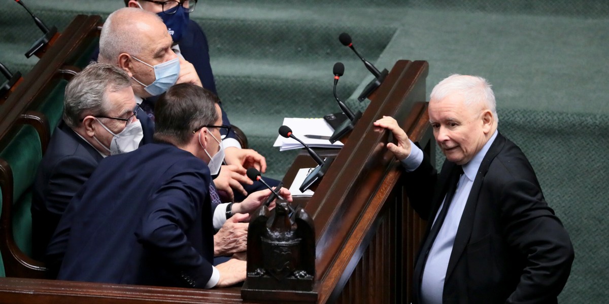 To już kolejna zmiana dotycząca wynagrodzenia polityków w ostatnim czasie. W ubiegłym tygodniu prezydent Duda podpisał rozporządzenie, które wprowadza podwyżki m.in. dla premiera, marszałków Sejmu i Senatu oraz wiceministrów.