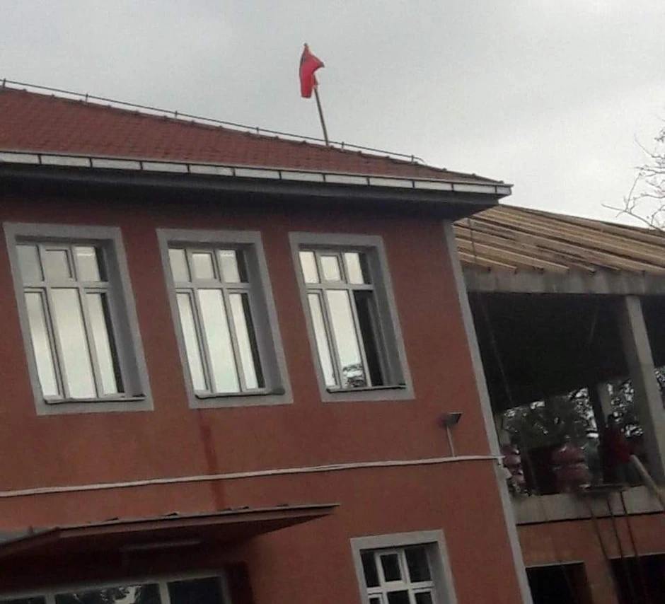 Albanska zastava na srpskoj školi