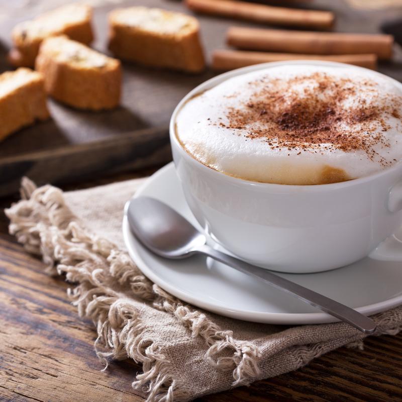 Cappuccino – jak przygotować pyszną kawę z mlekiem w domu?