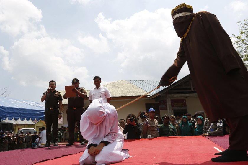 19-latka z Indonezji podczas wymierzania kary