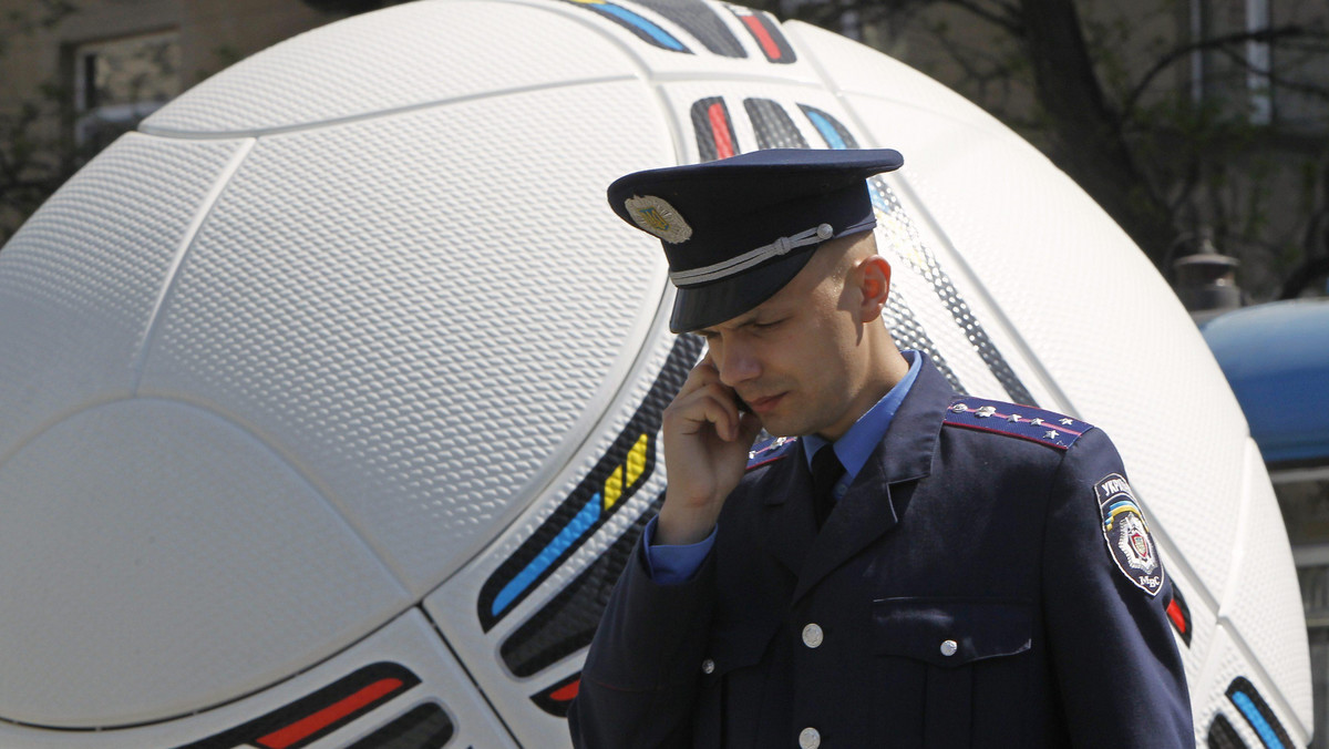 Przed Euro 2012 trzeba ograniczyć powszechne przestępstwa popełniane przez policjantów w tym kraju - stwierdza Amnesty International i dodaje, że na Ukrainie musi zostać wprowadzone nowe prawo, które umożliwi prowadzenie niezależnych śledztw w sprawach zarzutów o brutalność policji. - W obecnym stanie rzeczy, fani przyjeżdżający na Euro 2012 będą zagrożeni ze strony sił policyjnych popełniających przestępstwa - mówi Max Tucker, koordynator kampanii Amnesty International ds. Ukrainy.