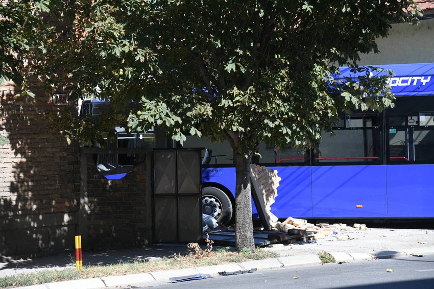 Mesto nesreće: Gradski autobus udario devojčicu, tri automobila pa se zakucao u kuću 