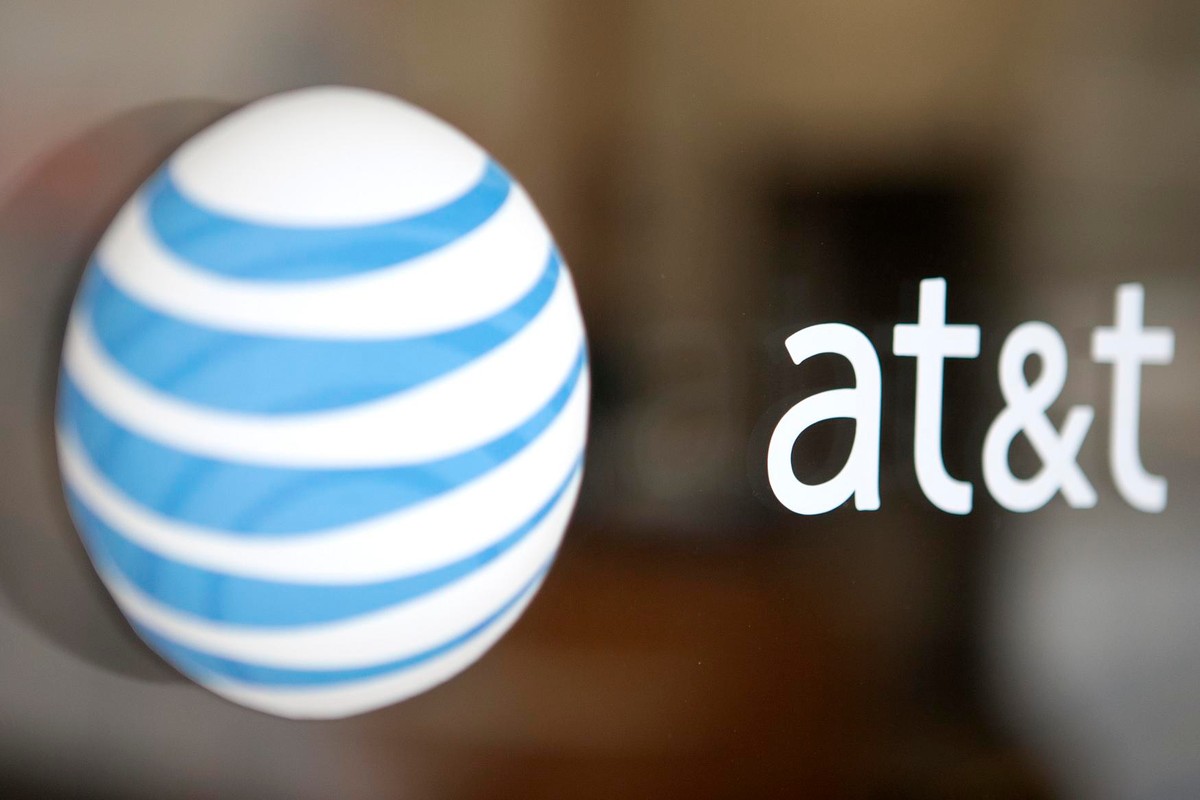 Logo AT& T. Fot. Andrew Harrer/Bloomberg