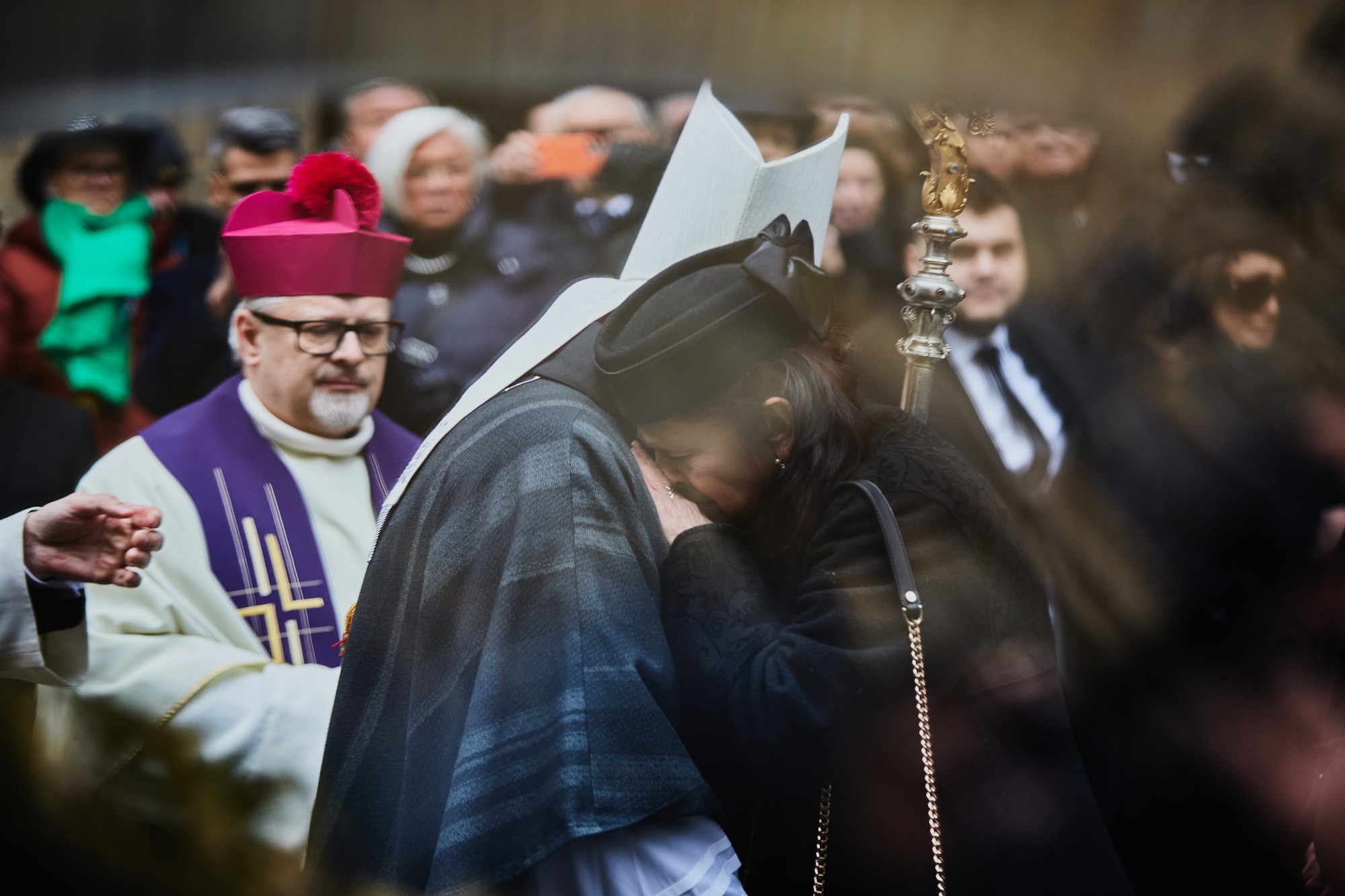 Bývalý pražský arcibiskup a kardinál Dominik Duka poskytuje oporu manželke Juraja Jakubiska Deane Horváthovej-Jakubiskovej.