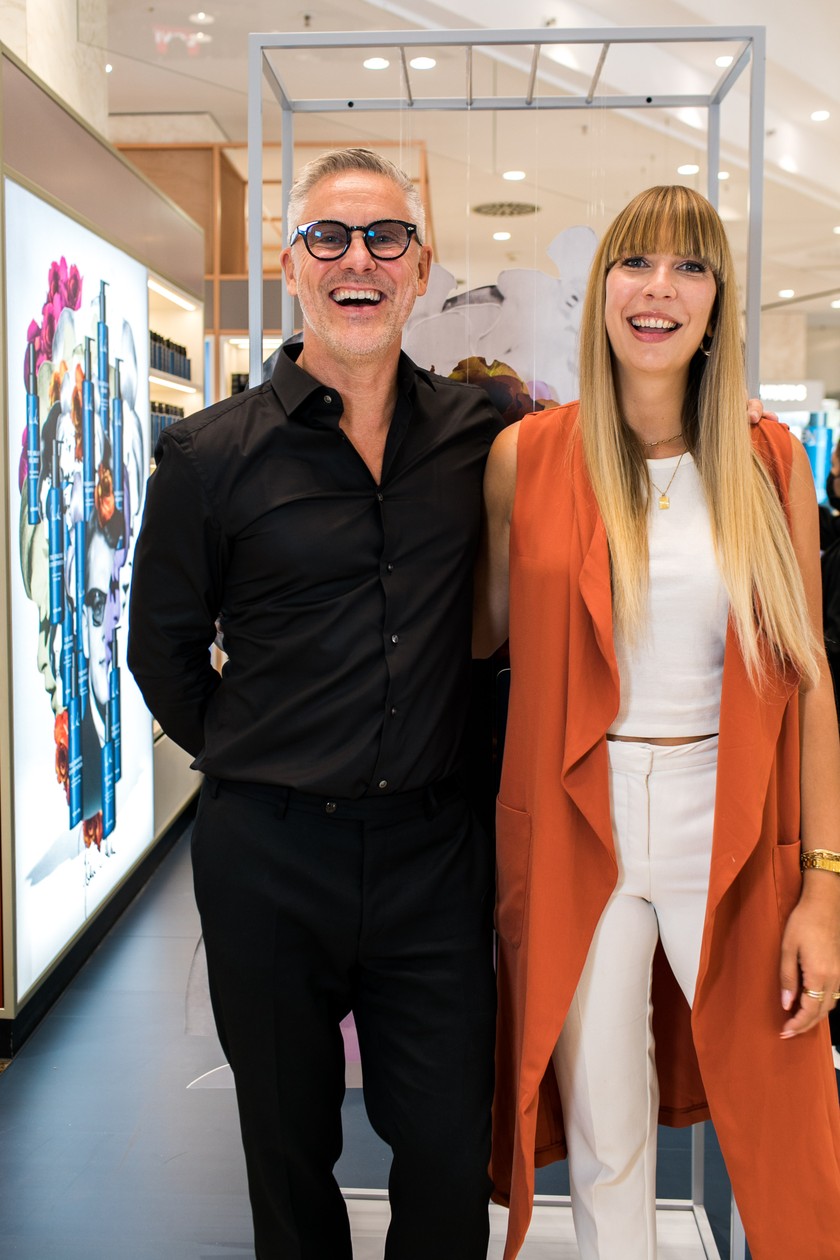 Johan Hellström, CEO de Björn Axén et Vanessa Büchel, rédactrice de Bolero. Il en a profité pour lui créer un nouveau look signature: une frange. 