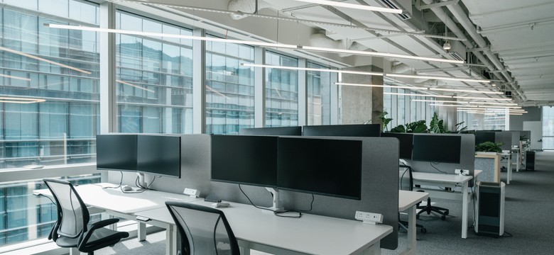 Pracownik nie musi informować pracodawcy, że ma dodatkową pracę. Co na to właściciele firm?