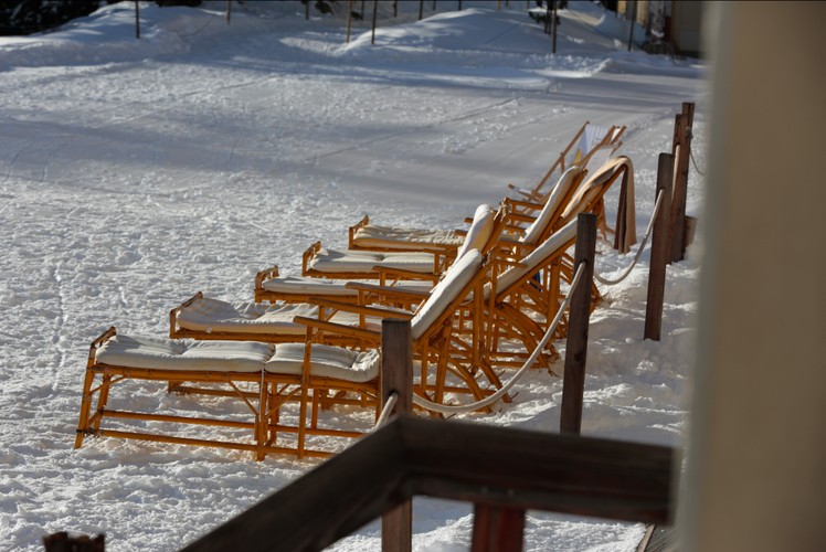 Leżaki do opalania przed kolejką klinową Schatzalp w Davos. Forum Ekonomiczne w Davos 2015, 20.01.2015, Szwajcaria.