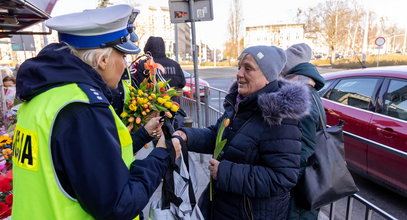 Zaskakująca akcja policji w Szczecinie. Zamiast mandatów były kwiaty