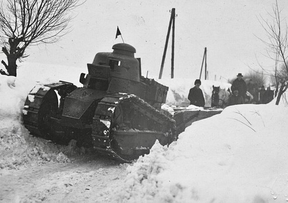 Odśnieżanie dróg w Żurawicy przez czołgi Renault FT-17 z 2 Batalionu Pancernego w 1929 r.